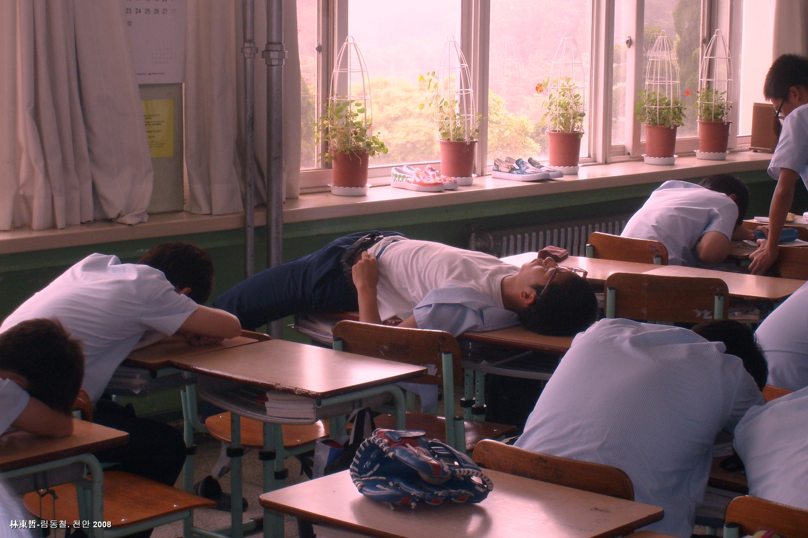 Школа уроки спать. Спящие школьники.